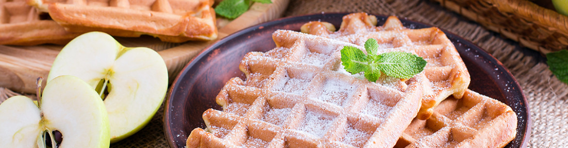 Gaufres aux pommes cuites dans un gaufrier