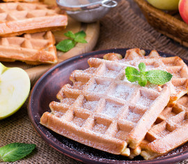 Gaufres aux pommes cuites dans un gaufrier