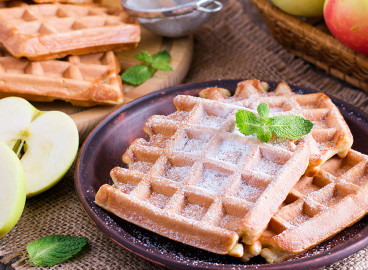 Gaufres aux pommes cuites dans un gaufrier
