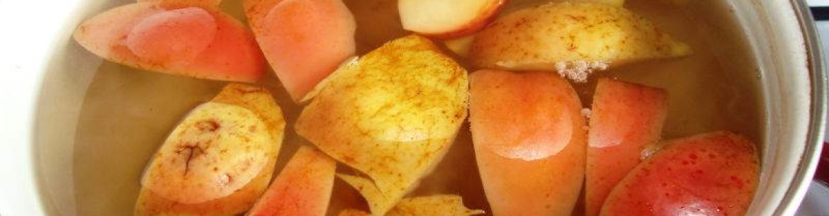 Compote de pommes fraîches dans une casserole