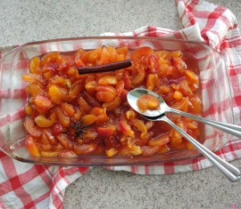 Confiture transparente à base de tranches de pommes sauvages