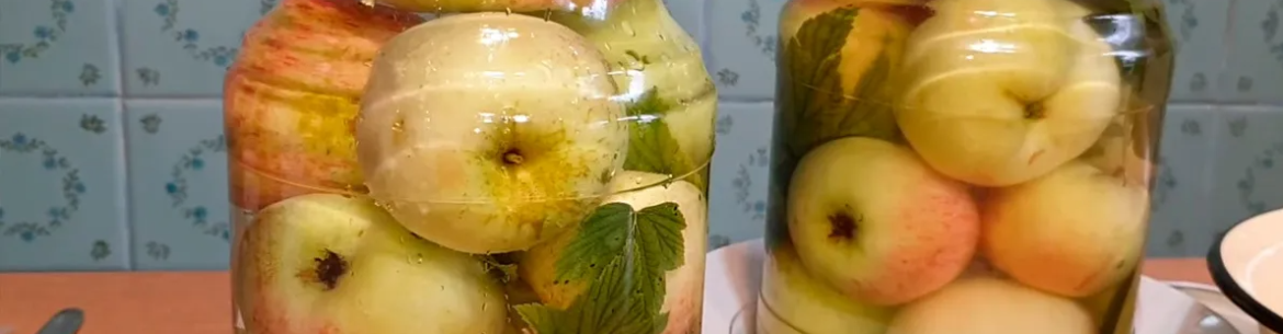 Des pommes en conserve dans des bocaux pour l'hiver : une recette on ne peut plus simple