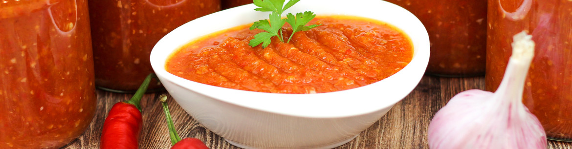 Adjika aux tomates et aux pommes pour l'hiver