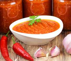 Adjika aux tomates et aux pommes pour l'hiver