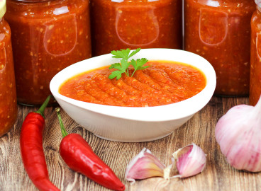 Adjika aux tomates et aux pommes pour l'hiver