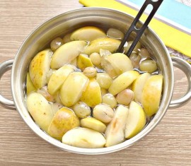 Compote de raisins et de pommes dans une casserole