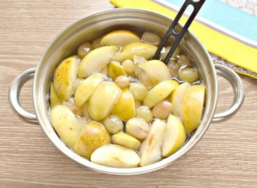 Compote de raisins et de pommes dans une casserole