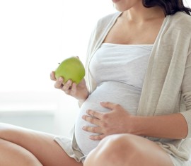 Faut-il manger des pommes pendant la grossesse ? Bénéfices et risques pour la mère et le bébé