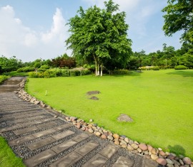 Comment créer des chemins sur votre terrain : un aperçu des matériaux et une foule d’idées