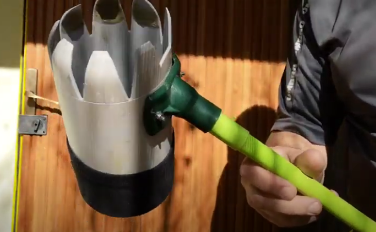 Cueille-pommes à faire soi-même : 5 idées utilisant des objets du quotidien